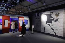 Die Ausstellung „The Mystery of Banksy – A Genius Mind“ gastiert vom 03. November 2023 bis 17. März 2024 im Ex-Autohaus, Oskar-Jäger-Straße 99 in Köln (© Thomas Brill)
