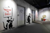 Die Ausstellung „The Mystery of Banksy – A Genius Mind“ gastiert vom 03. November 2023 bis 17. März 2024 im Ex-Autohaus, Oskar-Jäger-Straße 99 in Köln (© Thomas Brill)
