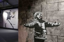 Die Ausstellung „The Mystery of Banksy – A Genius Mind“ gastiert vom 03. November 2023 bis 17. März 2024 im Ex-Autohaus, Oskar-Jäger-Straße 99 in Köln (© Thomas Brill)