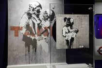 Die Ausstellung „The Mystery of Banksy – A Genius Mind“ gastiert vom 03. November 2023 bis 17. März 2024 im Ex-Autohaus, Oskar-Jäger-Straße 99 in Köln (© Thomas Brill)