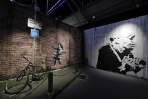 Die Ausstellung „The Mystery of Banksy – A Genius Mind“ gastiert vom 03. November 2023 bis 17. März 2024 im Ex-Autohaus, Oskar-Jäger-Straße 99 in Köln (© Thomas Brill)