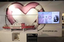 Die Ausstellung „The Mystery of Banksy – A Genius Mind“ gastiert vom 03. November 2023 bis 17. März 2024 im Ex-Autohaus, Oskar-Jäger-Straße 99 in Köln (© Thomas Brill)