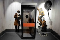 Die Ausstellung „The Mystery of Banksy – A Genius Mind“ gastiert vom 03. November 2023 bis 17. März 2024 im Ex-Autohaus, Oskar-Jäger-Straße 99 in Köln (© Thomas Brill)