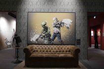 Die Ausstellung „The Mystery of Banksy – A Genius Mind“ gastiert vom 03. November 2023 bis 17. März 2024 im Ex-Autohaus, Oskar-Jäger-Straße 99 in Köln (© Thomas Brill)