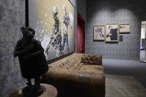 Die Ausstellung „The Mystery of Banksy – A Genius Mind“ gastiert vom 03. November 2023 bis 17. März 2024 im Ex-Autohaus, Oskar-Jäger-Straße 99 in Köln (© Thomas Brill)