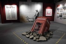Die Ausstellung „The Mystery of Banksy – A Genius Mind“ gastiert vom 03. November 2023 bis 17. März 2024 im Ex-Autohaus, Oskar-Jäger-Straße 99 in Köln (© Thomas Brill)