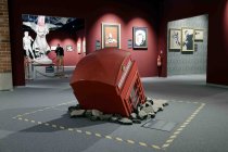 Die Ausstellung „The Mystery of Banksy – A Genius Mind“ gastiert vom 03. November 2023 bis 17. März 2024 im Ex-Autohaus, Oskar-Jäger-Straße 99 in Köln (© Thomas Brill)