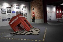 Die Ausstellung „The Mystery of Banksy – A Genius Mind“ gastiert vom 03. November 2023 bis 17. März 2024 im Ex-Autohaus, Oskar-Jäger-Straße 99 in Köln (© Thomas Brill)