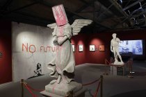 Die Ausstellung „The Mystery of Banksy – A Genius Mind“ gastiert vom 03. November 2023 bis 17. März 2024 im Ex-Autohaus, Oskar-Jäger-Straße 99 in Köln (© Thomas Brill)