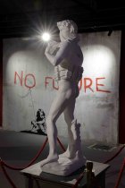 Die Ausstellung „The Mystery of Banksy – A Genius Mind“ gastiert vom 03. November 2023 bis 17. März 2024 im Ex-Autohaus, Oskar-Jäger-Straße 99 in Köln (© Thomas Brill)