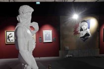 Die Ausstellung „The Mystery of Banksy – A Genius Mind“ gastiert vom 03. November 2023 bis 17. März 2024 im Ex-Autohaus, Oskar-Jäger-Straße 99 in Köln (© Thomas Brill)