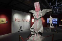 Die Ausstellung „The Mystery of Banksy – A Genius Mind“ gastiert vom 03. November 2023 bis 17. März 2024 im Ex-Autohaus, Oskar-Jäger-Straße 99 in Köln (© Thomas Brill)