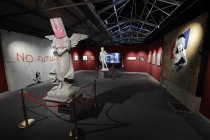 Die Ausstellung „The Mystery of Banksy – A Genius Mind“ gastiert vom 03. November 2023 bis 17. März 2024 im Ex-Autohaus, Oskar-Jäger-Straße 99 in Köln (© Thomas Brill)