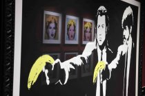 Die Ausstellung „The Mystery of Banksy – A Genius Mind“ gastiert vom 03. November 2023 bis 17. März 2024 im Ex-Autohaus, Oskar-Jäger-Straße 99 in Köln (© Thomas Brill)