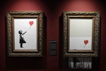 Die Ausstellung „The Mystery of Banksy – A Genius Mind“ gastiert vom 03. November 2023 bis 17. März 2024 im Ex-Autohaus, Oskar-Jäger-Straße 99 in Köln (© Thomas Brill)
