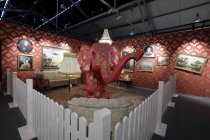 Die Ausstellung „The Mystery of Banksy – A Genius Mind“ gastiert vom 03. November 2023 bis 17. März 2024 im Ex-Autohaus, Oskar-Jäger-Straße 99 in Köln (© Thomas Brill)