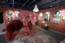 Die Ausstellung „The Mystery of Banksy – A Genius Mind“ gastiert vom 03. November 2023 bis 17. März 2024 im Ex-Autohaus, Oskar-Jäger-Straße 99 in Köln (© Thomas Brill)