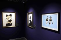 Die Ausstellung „The Mystery of Banksy – A Genius Mind“ gastiert vom 03. November 2023 bis 17. März 2024 im Ex-Autohaus, Oskar-Jäger-Straße 99 in Köln (© Thomas Brill)