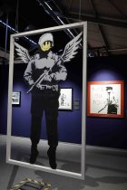 Die Ausstellung „The Mystery of Banksy – A Genius Mind“ gastiert vom 03. November 2023 bis 17. März 2024 im Ex-Autohaus, Oskar-Jäger-Straße 99 in Köln (© Thomas Brill)