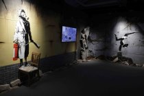 Die Ausstellung „The Mystery of Banksy – A Genius Mind“ gastiert vom 03. November 2023 bis 17. März 2024 im Ex-Autohaus, Oskar-Jäger-Straße 99 in Köln (© Thomas Brill)