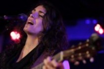 Kanadische Singer-Songwriterin NEeMA gastiert auf ihrer "Watching You Think"-Tour im Blue Shell Köln (© Thomas Brill)