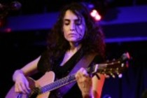 Kanadische Singer-Songwriterin NEeMA gastiert auf ihrer "Watching You Think"-Tour im Blue Shell Köln (© Thomas Brill)
