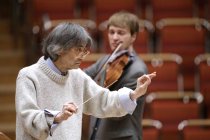 Amerikanische Dirigent Kent Nagano leitet das Concerto Köln in Begleitung des deutschen Bratschisten Nils Mönkemeyer in der Kölner Philharmonie (&copy; Thomas Brill)