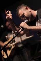 Iranischer Sänger/Songwriter Shahin Najafi gastiert auf seiner "Hich Hich Hich"-Tour im Alten Pfandhaus Köln (© Thomas Brill)