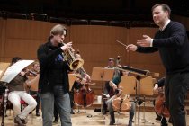 Russische Trompeter Sergej Nakariakov gastiert in Begleitung des Kölner Kammerorchester unter der Leitung des amerikanischen Dirigenten Erik Nielsen in der Philharmonie Köln (© Thomas Brill)