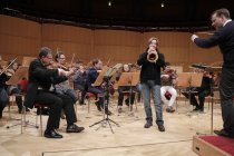 Russische Trompeter Sergej Nakariakov gastiert in Begleitung des Kölner Kammerorchester unter der Leitung des amerikanischen Dirigenten Erik Nielsen in der Philharmonie Köln (© Thomas Brill)