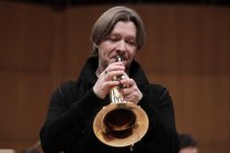 Russische Trompeter Sergej Nakariakov gastiert in Begleitung des Kölner Kammerorchester unter der Leitung des amerikanischen Dirigenten Erik Nielsen in der Philharmonie Köln (© Thomas Brill)