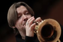 Russische Trompeter Sergej Nakariakov gastiert in Begleitung des Kölner Kammerorchester unter der Leitung des amerikanischen Dirigenten Erik Nielsen in der Philharmonie Köln (© Thomas Brill)