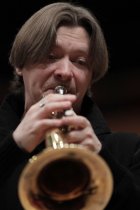 Russische Trompeter Sergej Nakariakov gastiert in Begleitung des Kölner Kammerorchester unter der Leitung des amerikanischen Dirigenten Erik Nielsen in der Philharmonie Köln (© Thomas Brill)