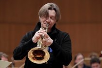 Russische Trompeter Sergej Nakariakov gastiert in Begleitung des Kölner Kammerorchester unter der Leitung des amerikanischen Dirigenten Erik Nielsen in der Philharmonie Köln (© Thomas Brill)