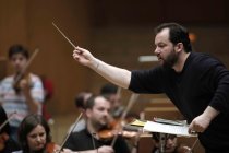 Lettische Dirigent Andris Nelsons leitet das Gewandhausorchester Leipzig in der Philharmonie Köln (© Thomas Brill)