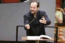 Lettische Dirigent Andris Nelsons leitet das Gewandhausorchester Leipzig in Begleitung des russischen Pianisten Daniil Trifonov in der Kölner Philharmonie (© Thomas Brill)