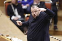 Lettische Dirigent Andris Nelsons leitet die Wiener Philharmoniker bei der Aufführung von Gustav Mahler "Sinfonie Nr. 7 e-Moll" in der Kölner Philharmonie (© Thomas Brill)