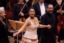 Russische Sopranistin Anna Netrebko gastiert in Begleitung ihres Lebensgefährten, des uruguayischer Bassbariton Erwin Schrott mit dem Gürzenich Orchester Köln unter der Leitung des italienischen Dirigenten Claudio Vandelli in der Philharmonie Köln (© Thomas Brill)