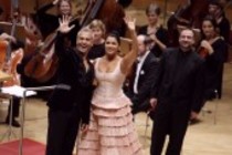 Russische Sopranistin Anna Netrebko gastiert in Begleitung ihres Lebensgefährten, des uruguayischer Bassbariton Erwin Schrott mit dem Gürzenich Orchester Köln unter der Leitung des italienischen Dirigenten Claudio Vandelli in der Philharmonie Köln (© Thomas Brill)