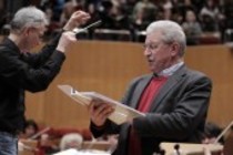 Deutsche Dirigent Thomas Neuhoff leitet das Gürzenich-Orchester Köln in Begleitung des deutschen Bariton Klaus Mertens in der Philharmonie Köln (© Thomas Brill)