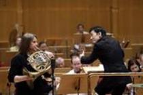 Japanische Dirigent Eiji Oue leitet das Orchester der NDR Radiophilharmonie in Begleitung der deutschen Hornistin Marie Luise Neunecker in der Philharmonie Köln Deutsche Hornistin Marie Luise Neunecker begleitet das Orchester der NDR Radiophilharmonie unt (© Thomas Brill)