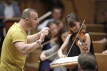 Deutsche Violinistin Veronika Eberle gastiert in Begleitung des Chamber Orchestra of Europe unter der Leitung des des kanadischen Dirigenten Yannick Nézet-Séguin in der Philharmonie Köln (© Thomas Brill)