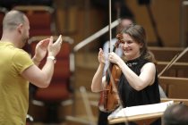 Deutsche Violinistin Veronika Eberle gastiert in Begleitung des Chamber Orchestra of Europe unter der Leitung des des kanadischen Dirigenten Yannick Nézet-Séguin in der Philharmonie Köln (© Thomas Brill)