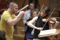 Deutsche Violinistin Veronika Eberle gastiert in Begleitung des Chamber Orchestra of Europe unter der Leitung des des kanadischen Dirigenten Yannick Nézet-Séguin in der Philharmonie Köln (© Thomas Brill)