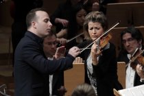 Kanadische Dirigent Yannick Nézet-Séguin leitet das London Philharmonic Orchestra in Begleitung der deutschen Geigerin Anne-Sophie Mutter in der Philharmonie Köln (© Thomas Brill)