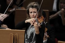 Kanadische Dirigent Yannick Nézet-Séguin leitet das London Philharmonic Orchestra in Begleitung der deutschen Geigerin Anne-Sophie Mutter in der Philharmonie Köln (© Thomas Brill)