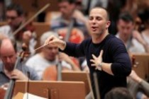 Kanadische Dirigent Yannick Nézet-Séguin leitet das London Philharmonic Orchestra in Begleitung des deutschen Pianisten Lars Vogt in der Philharmonie Köln (&copy; Thomas Brill)
