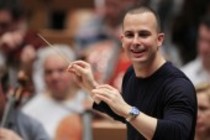 Kanadische Dirigent Yannick Nézet-Séguin leitet das London Philharmonic Orchestra in Begleitung des deutschen Pianisten Lars Vogt in der Philharmonie Köln (&copy; Thomas Brill)