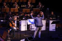 Deutsche Musiker Wolfgang Niedecken gastiert in Begleitung des BuJazzO - Das Jugendjazzorchester der Bundesrepublik Deutschland unter der Leitung des deutschen Bandleaders Mike Herting in der Philharmonie Köln (© Thomas Brill)