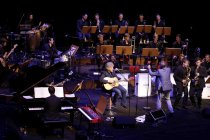 Deutsche Musiker Wolfgang Niedecken gastiert in Begleitung des BuJazzO - Das Jugendjazzorchester der Bundesrepublik Deutschland unter der Leitung des deutschen Bandleaders Mike Herting in der Philharmonie Köln (© Thomas Brill)